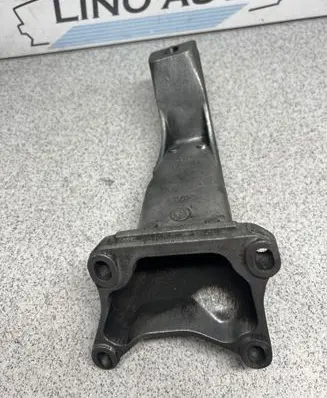 Engine mounting bracket