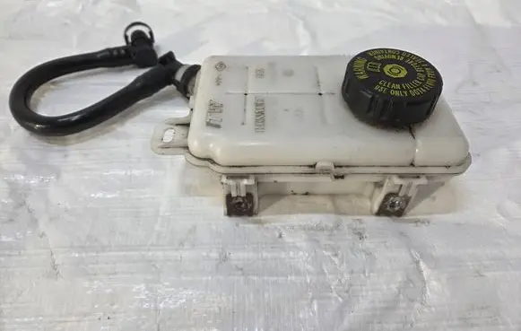 Opel Vivaro Brake fluid reservoir 93866108