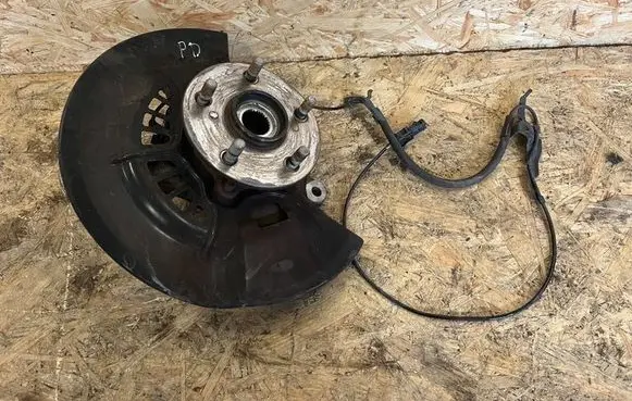 Toyota RAV 4 (XA50) Front wheel hub
