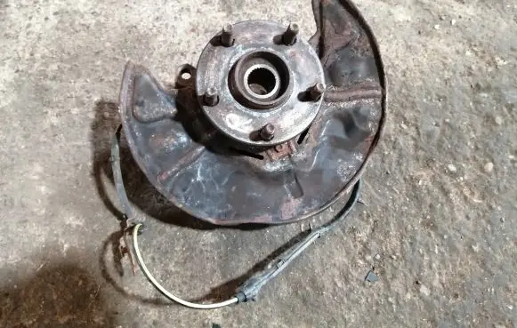 Front wheel hub
