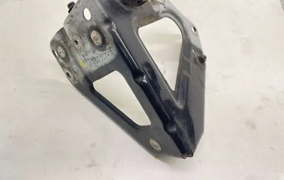 Audi A6 S6 C6 4F Fender mounting bracket 4F0821135