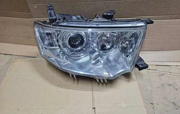 Mitsubishi Pajero Headlight/headlamp 8301A878