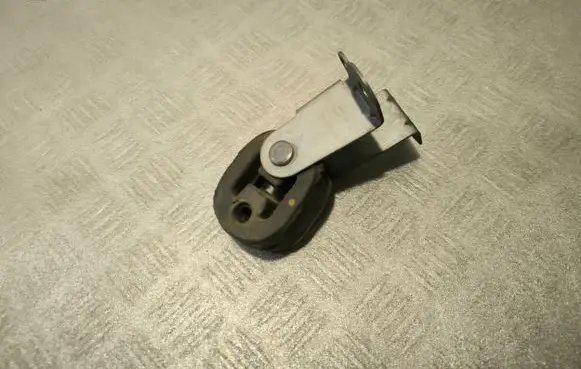 Porsche Macan (95B) Muffler mount bracket/holder 8D0253147