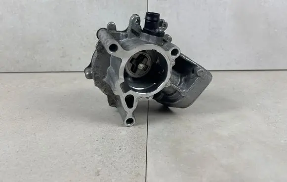 Volkswagen Golf VII Vacuum pump 06L145100A 06L145100
