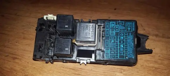 Mitsubishi Carisma Fuse box set mr193494 0522961