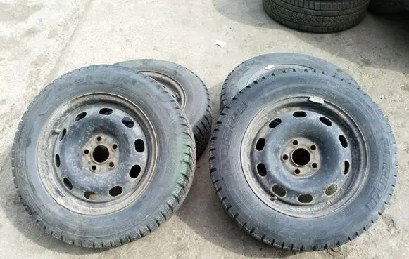 Volkswagen Golf IV R14 winter/snow tires with studs MICHELIN 18565R14