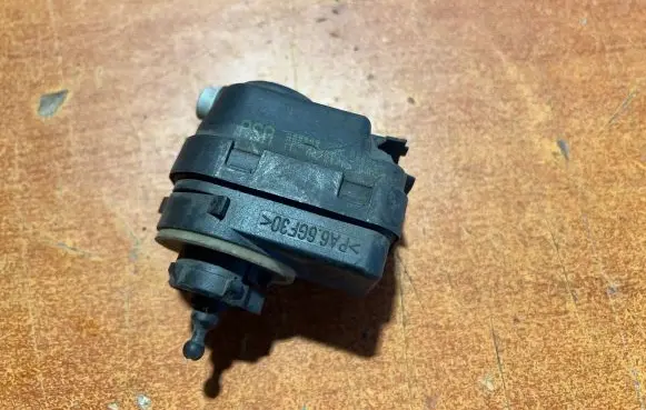 Headlight level adjustment motor