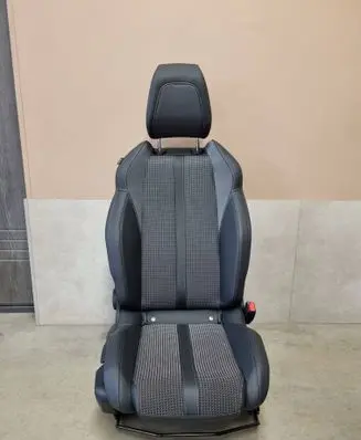 Peugeot 2008 II Front passenger seat 