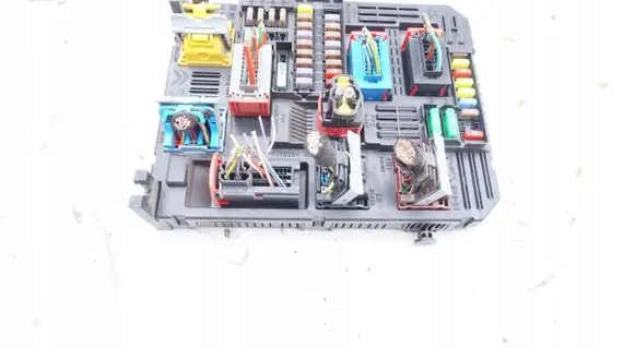 Peugeot Expert Fuse module 9819851280