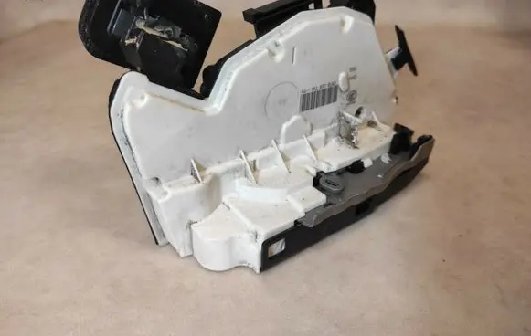 Volkswagen Golf VI Front door lock 5K1837016D