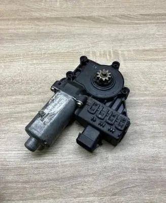 Opel Zafira A Front door window regulator motor 90579355 2410001413 0130821768