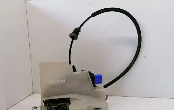 Volkswagen Polo Front door lock 