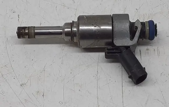 Audi A4 S4 B8 8K Fuel injector 0261500