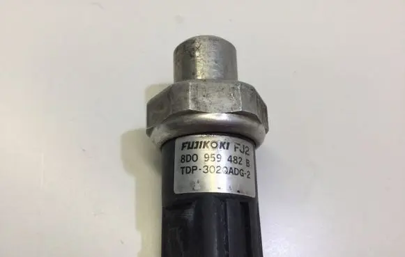 Volkswagen PASSAT B5 Air conditioning (A/C) pressure sensor 8D0959482B