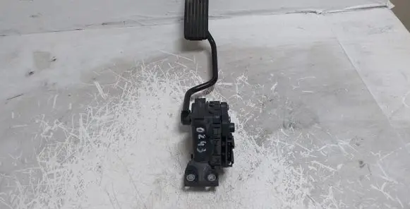 Mitsubishi Carisma Accelerator throttle pedal 6PV00830101 30865643 M865643