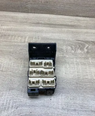 Toyota Avensis T250 Fuse module 8273405030