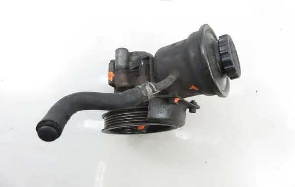 Toyota Avensis T220 Power steering pump 