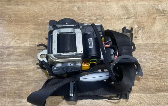 Mercedes-Benz C W205 Front seatbelt 0589P1000250 019L000 636147700B