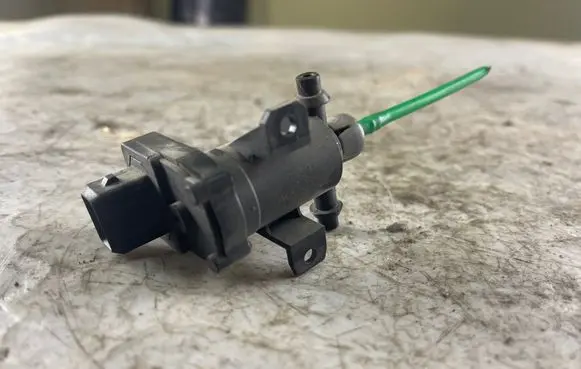 Mercedes-Benz C W202 Vacuum valve A2028000178