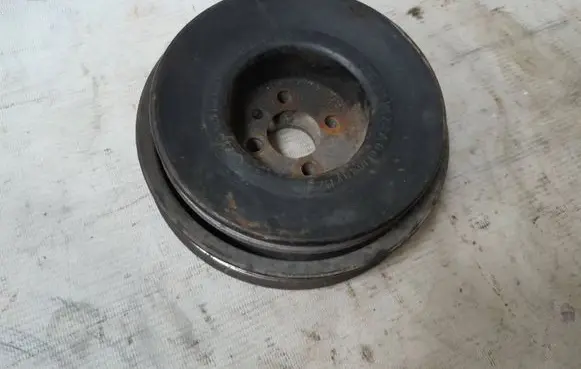 Volkswagen Golf III Crankshaft pulley 028105253A