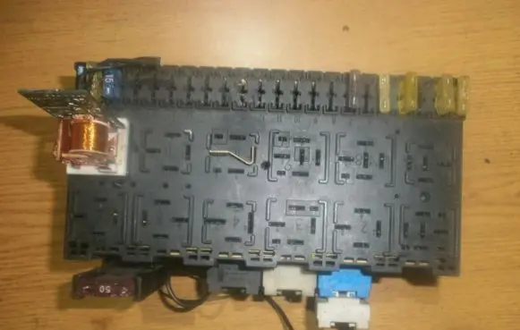 Volkswagen Golf III Fuse box set 357937039