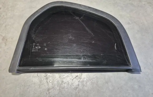 Mitsubishi L200 Rear side window