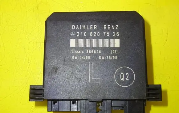 Mercedes-Benz E W210 Door control unit/module 2108207526