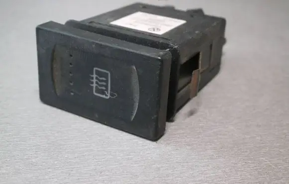 Volkswagen PASSAT B5.5 Windscreen/window heater switch 3B0959621C