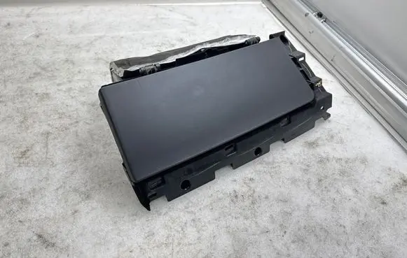 Glove box