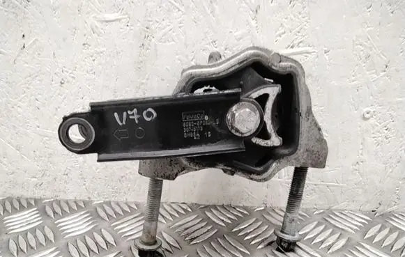 Volvo V70 Engine mount bracket 30748173 30671219