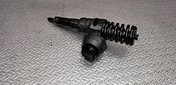 Volkswagen PASSAT B6 Fuel injector 038130073BN