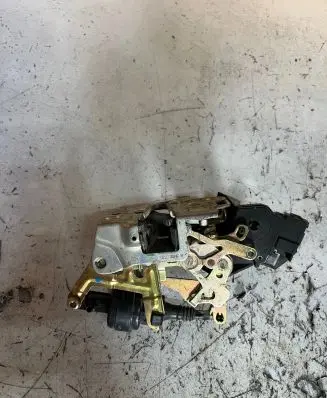 Mercedes-Benz C W202 Front door lock A2027200935