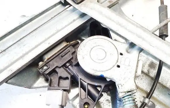 Mitsubishi Endeavor Front door window regulator motor