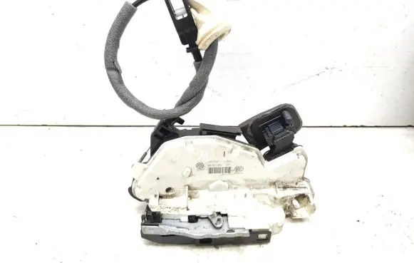 Volkswagen Golf VII Front door lock 5K1837015E