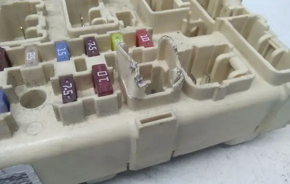 Toyota Avensis T250 Fuse module 82641CA020F