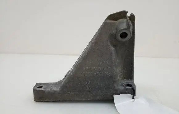 Mercedes-Benz CLS C219 Engine mounting bracket A2722231604