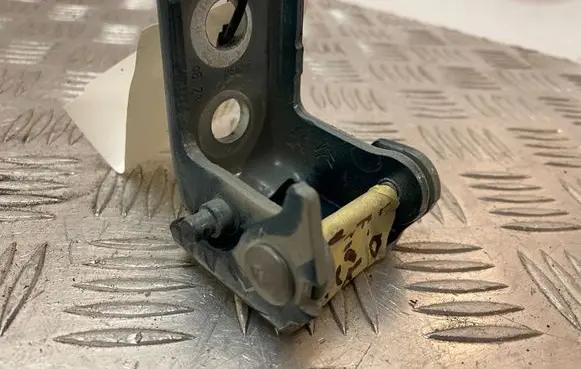 Peugeot 3008 II Front door upper hinge