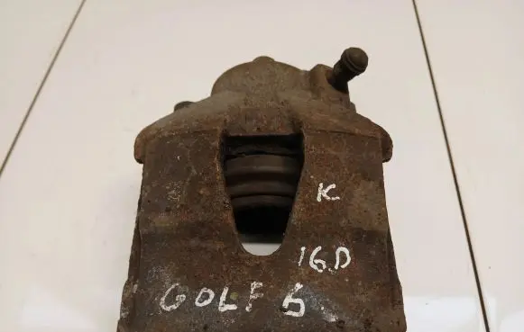 Volkswagen Golf VI Front brake caliper
