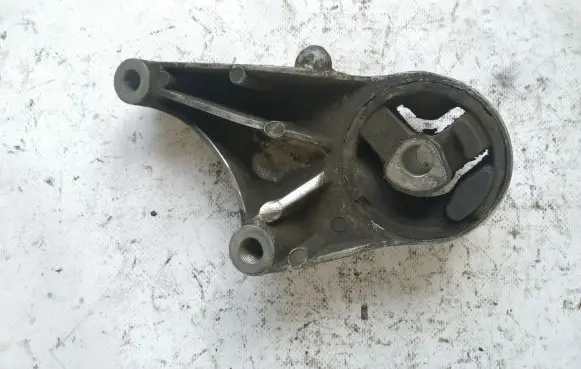 Engine mounting bracket