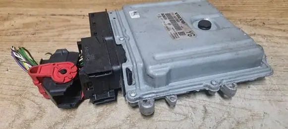 Volvo XC70 Engine control unit/module P31303388 0281015286