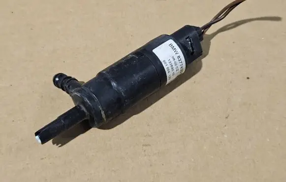 BMW 1 E82 E88 Headlight washer pump 8377430 13264010 001004