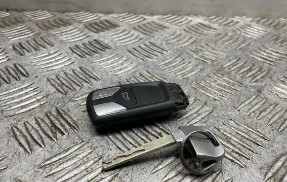 Audi A4 S4 B9 Ignition key/card 4M0959754T