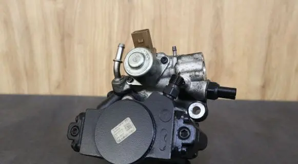 Mercedes-Benz SLK R172 Fuel injection high pressure pump 6510701801 A6510701801