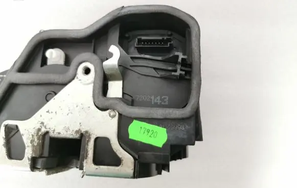 BMW X3 E83 Front door lock 7202143