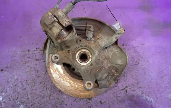 Volkswagen Touran I Front wheel hub spindle knuckle