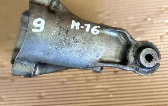 Engine mounting bracket