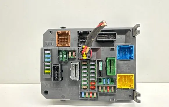 Citroen C4 II Picasso Fuse module 9806098680 BSIQ0401 S180141004C