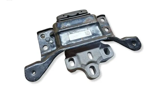 Volkswagen PASSAT B8 Engine mount bracket 5Q0199555T