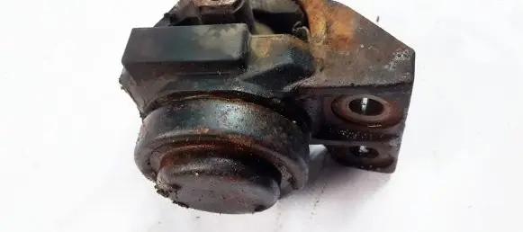 Mazda 626 Engine mount bracket