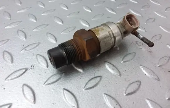 Toyota Avensis T250 Fuel pressure regulator LE003108